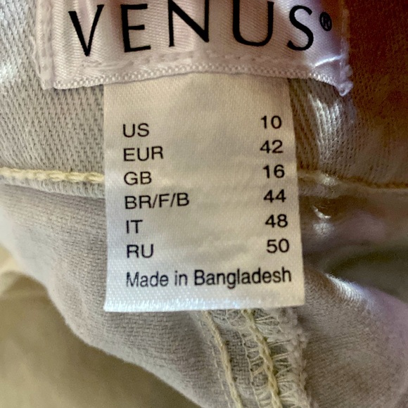 Venus Cutoff Jean Shorts - Picture 4 of 4